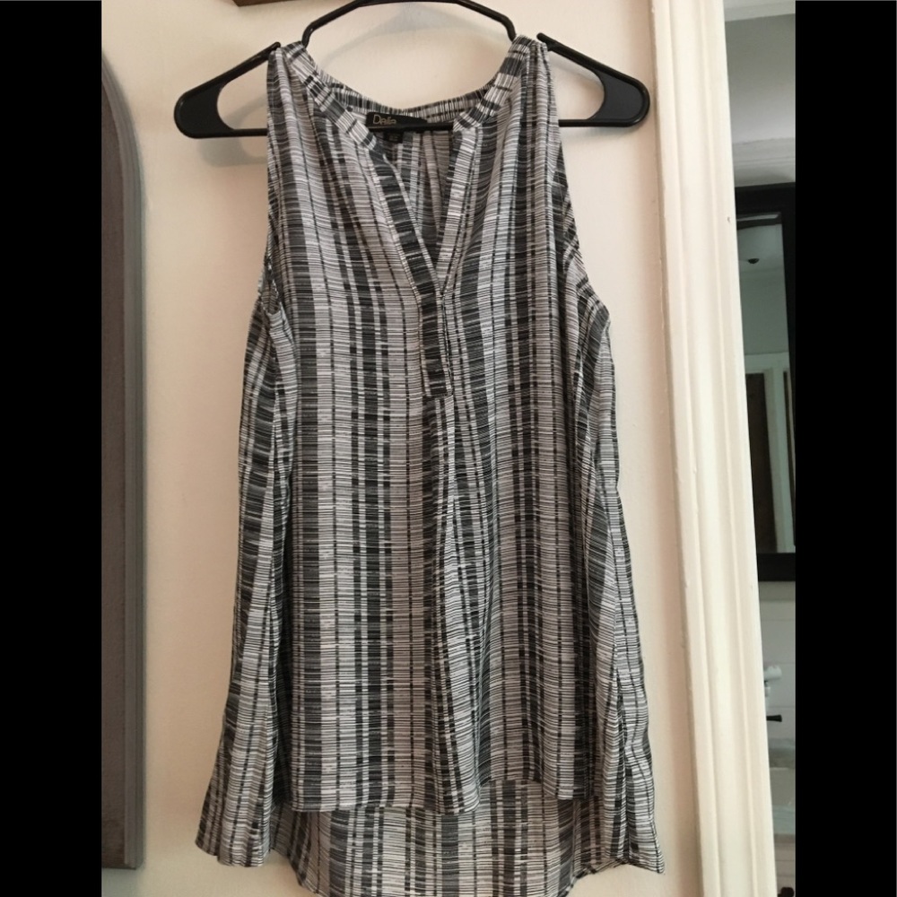 Cute high low sleeveless boutique top